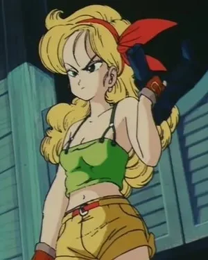 Mulher de anime loira com laço vermelho, olhar sério. Veste top verde, shorts amarelos e luvas. Segura uma pistola preta contra um fundo de madeira.