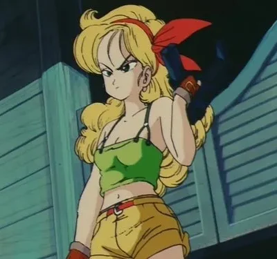 Mulher de anime loira com laço vermelho, olhar sério. Veste top verde, shorts amarelos e luvas. Segura uma pistola preta contra um fundo de madeira.