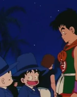 Noite em anime. Garoto de gi verde e capa laranja; outros em ternos azuis e chapéus. Um homem de óculos escuros fuma. Clima de mistério.