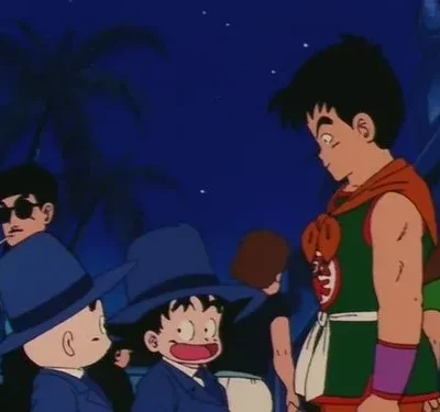 Noite em anime. Garoto de gi verde e capa laranja; outros em ternos azuis e chapéus. Um homem de óculos escuros fuma. Clima de mistério.