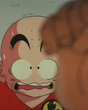 Personagem careca de anime com olhos arregalados e expressão de pânico. Um punho desfocado se aproxima perigosamente de seu rosto. Clima tenso de ação.