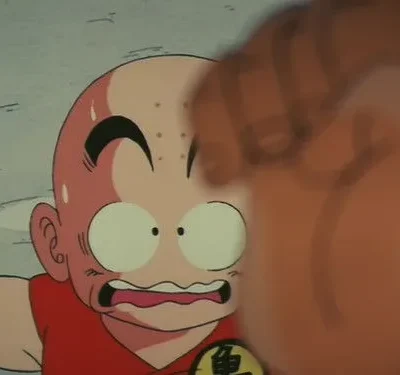 Personagem careca de anime com olhos arregalados e expressão de pânico. Um punho desfocado se aproxima perigosamente de seu rosto. Clima tenso de ação.