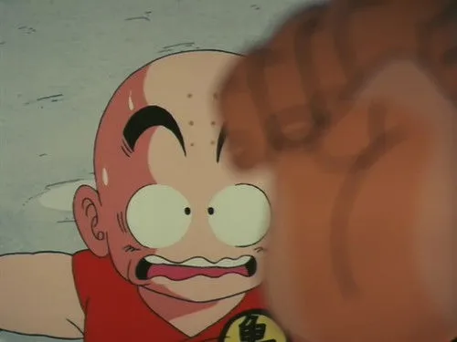 Personagem careca de anime com olhos arregalados e expressão de pânico. Um punho desfocado se aproxima perigosamente de seu rosto. Clima tenso de ação.