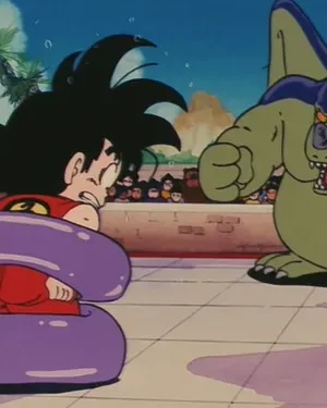 Menino com cabelo espetado, enrolado por faixa roxa, confronta monstro verde gigante em arena externa com plateia. Clima tenso.