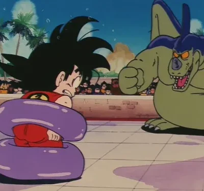 Menino com cabelo espetado, enrolado por faixa roxa, confronta monstro verde gigante em arena externa com plateia. Clima tenso.