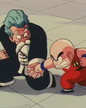 Um velho de cabelo azul e barba, agachado, e um menino careca com kimono laranja, socando. Ambos com expressões intensas e foco na luta.