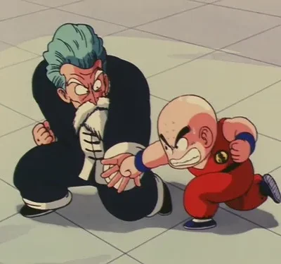 Um velho de cabelo azul e barba, agachado, e um menino careca com kimono laranja, socando. Ambos com expressões intensas e foco na luta.