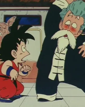 Um menino de gi vermelho com cauda observa chocado um mestre idoso de barba e cabelo azul, que faz uma pose de luta corada e desajeitada.