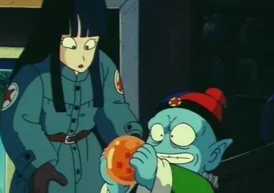 Mulher de uniforme azul observa criatura azul com chapéu segurando esfera mágica de 4 estrelas. Expressões de surpresa e astúcia.