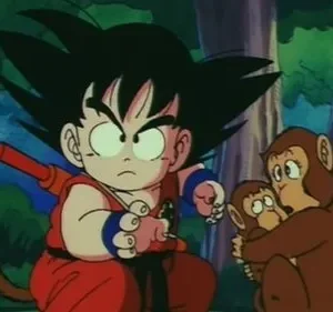 Menino de cabelos espetados, com cauda e cajado, olha fixo. Uma macaca abraça seu filhote, ambos assustados, em floresta.