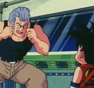 Homem musculoso de cabelo grisalho em pose de luta encara um garoto pequeno de costas. Cenário de sala de controle.