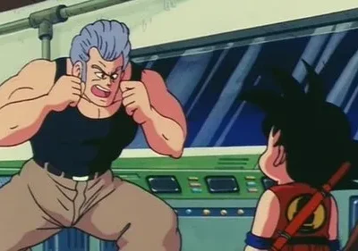 Homem musculoso de cabelo grisalho em pose de luta encara um garoto pequeno de costas. Cenário de sala de controle.