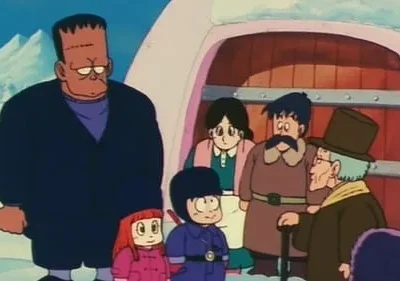 Grupo de personagens de anime: um gigante com cicatrizes, duas crianças e adultos, em uma paisagem de neve perto de uma casa rosa.