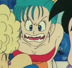 Mulher de cabelo azul turquesa, com dentes cerrados e expressão furiosa, confronta. À esquerda, mulher loira sorri. Outra pessoa à direita.