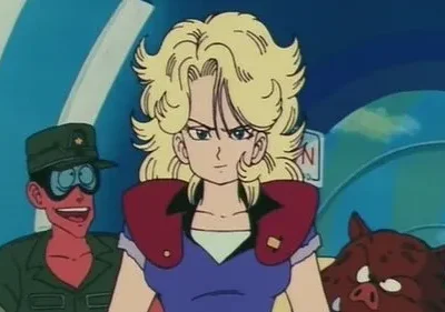 Mulher loira séria de top azul e gola vermelha. Um homem vermelho sorridente de chapéu e óculos, e um porco, ladeiam-na. Fundo azul.