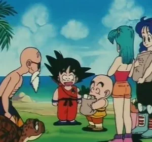 Anime. Um grupo diverso em uma praia ensolarada: velho em uma tartaruga, menino animado, criança careca e duas jovens com objetos.