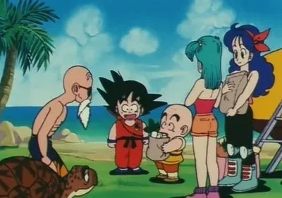 Anime. Um grupo diverso em uma praia ensolarada: velho em uma tartaruga, menino animado, criança careca e duas jovens com objetos.