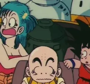 Três personagens de anime em um veículo: uma mulher de cabelo azul assustada, um careca calmo e um menino de gi vermelho curioso.