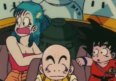 Três personagens de anime em um veículo: uma mulher de cabelo azul assustada, um careca calmo e um menino de gi vermelho curioso.