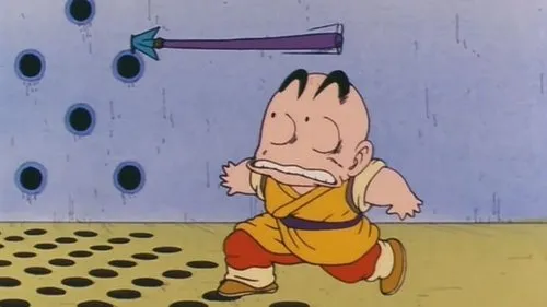 Dragon Ball – T01E50:O Segredo dos Piratas 1 Um personagem careca de gi amarelo corre aterrorizado. Uma flecha roxa voa por uma parede azul com furos. O chão tem um padrão de círculos.