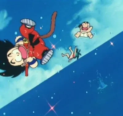 Um menino alegre de anime segura uma criatura vermelha com cauda no céu azul. Um bebê e uma garota flutuam por perto.