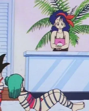 Anime. Mulher calma atrás do balcão, observando três personagens amarrados: um menino, uma mulher e um careca. Clima cômico.