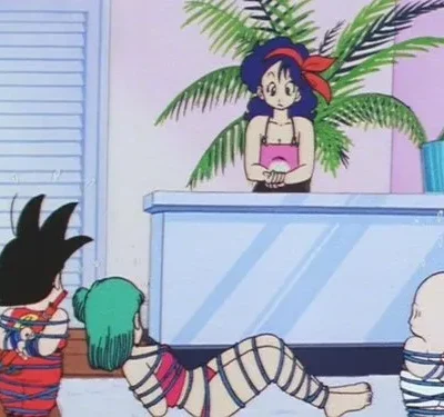 Anime. Mulher calma atrás do balcão, observando três personagens amarrados: um menino, uma mulher e um careca. Clima cômico.