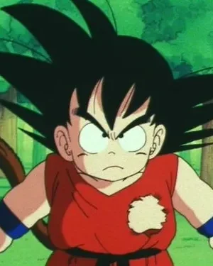 Garoto de cabelo preto espetado, cauda, e roupa vermelha. Punhos cerrados, expressão zangada, em floresta verde.