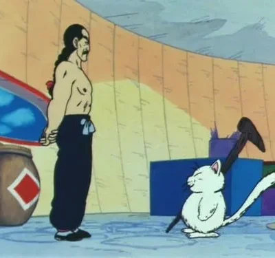 Um homem sem camisa, de bigode e rabo de cavalo, encara um gato branco sorridente em pé, segurando um martelo. Cenário dojo.