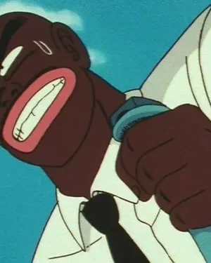 Close-up de um homem de pele escura com raiva, camisa branca e gravata preta, segurando um microfone e gritando. Fundo azul.