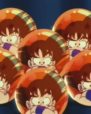 Seis orbes laranjas translúcidos com estrelas internas, cada um revelando o rosto surpreso de um jovem anime, contra fundo azul.