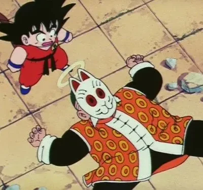 Garoto de cabelo espetado e gi vermelho olha chocado para homem gordo com máscara de gato e auréola, caído no chão de azulejos.