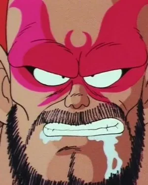 Close-up de homem anime com maquiagem vermelha no rosto, barba escura, olhos furiosos e baba escorrendo. Fundo vermelho.