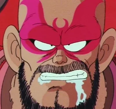 Close-up de homem anime com maquiagem vermelha no rosto, barba escura, olhos furiosos e baba escorrendo. Fundo vermelho.