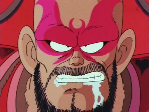 Close-up de homem anime com maquiagem vermelha no rosto,barba escura,olhos furiosos e baba escorrendo. Fundo vermelho.