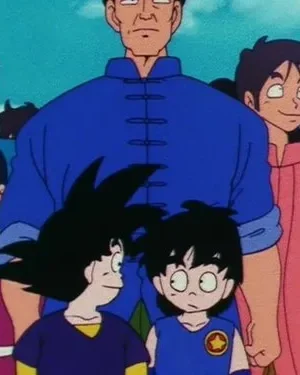 Grupo de 7 personagens de anime em trajes asiáticos, incluindo dois meninos curiosos e um homem alto de azul. Fundo claro.