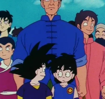 Grupo de 7 personagens de anime em trajes asiáticos, incluindo dois meninos curiosos e um homem alto de azul. Fundo claro.