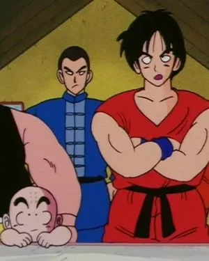 Cena de anime com cinco homens. Quatro em trajes de luta com feições sérias, um em vermelho tem expressão de espanto. Um careca sorri espiando.