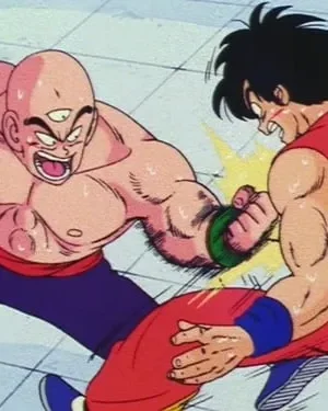 Dois lutadores de anime musculosos trocam golpes intensos numa arena clara. Um careca de três olhos soca um rival de cabelo espetado e camiseta vermelha.