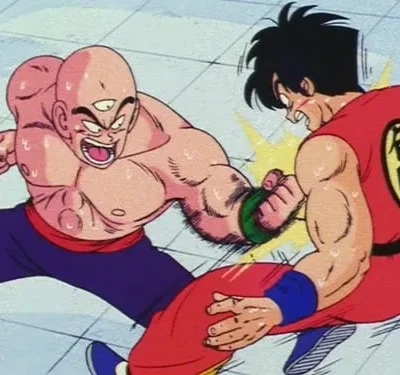 Dois lutadores de anime musculosos trocam golpes intensos numa arena clara. Um careca de três olhos soca um rival de cabelo espetado e camiseta vermelha.