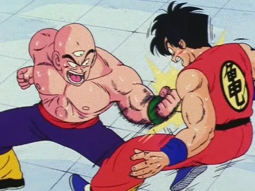 Dois lutadores de anime musculosos trocam golpes intensos numa arena clara. Um careca de três olhos soca um rival de cabelo espetado e camiseta vermelha.