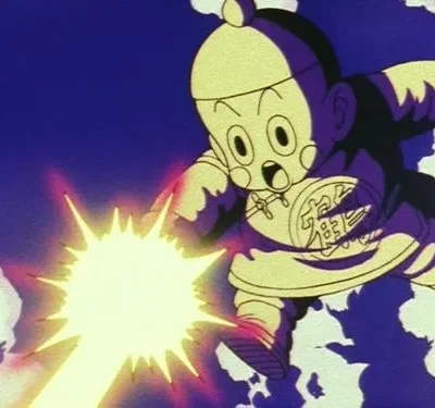 Personagem de anime careca com bochechas vermelhas dispara um potente raio de energia amarelo contra o céu azul escuro com nuvens.