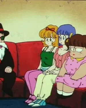 Velho de chapéu e óculos, com barba branca e cajado, sentado no sofá vermelho com três jovens. Uma menina está mal-humorada.