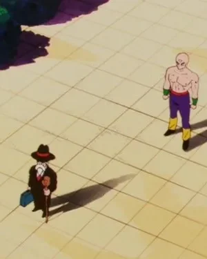 Num pátio claro, um homem musculoso careca e um idoso de terno, chapéu e bengala se encaram à distância.