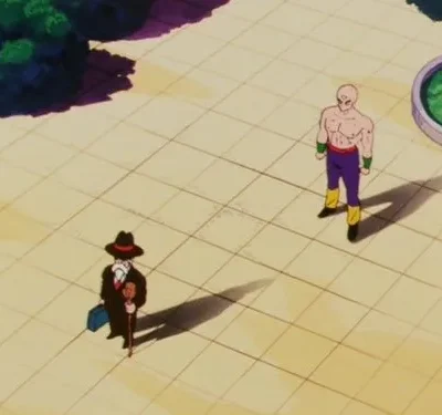 Num pátio claro, um homem musculoso careca e um idoso de terno, chapéu e bengala se encaram à distância.