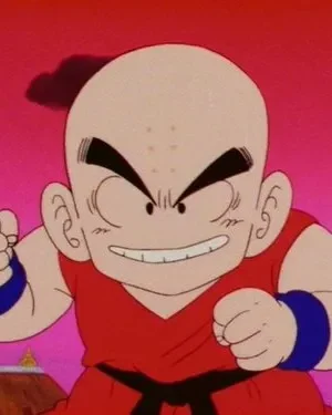 Personagem de anime careca, com gi vermelho, punhos cerrados e expressão determinada, em frente a um céu avermelhado.