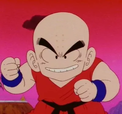 Personagem de anime careca, com gi vermelho, punhos cerrados e expressão determinada, em frente a um céu avermelhado.