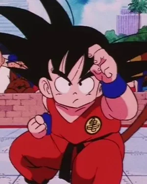 Jovem de cabelo espetado, gi vermelho e cauda, em pose de luta numa arena. Vários espectadores assistem ao fundo. Clima de ação.