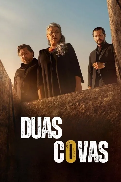 Mulher grisalha e dois homens sérios olham para cima de uma escavação terrosa, sob céu claro. Clima sombrio.