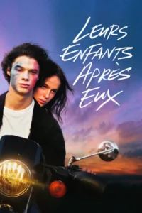 Dois jovens em moto. Ele,com olhar direto;ela,apoiada nele. Céu crepuscular roxo-alaranjado,transmitindo intensidade e melancolia.